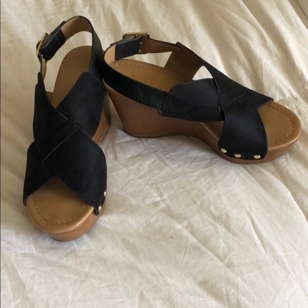Black wedges